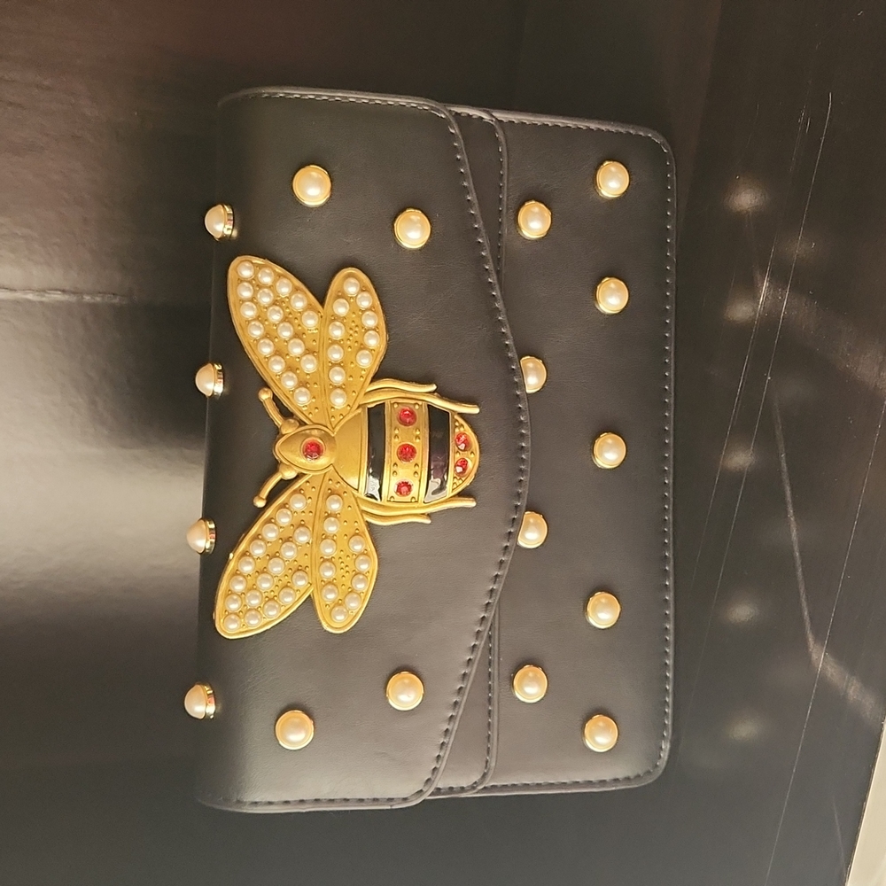 Cute crossbody bag available in black
